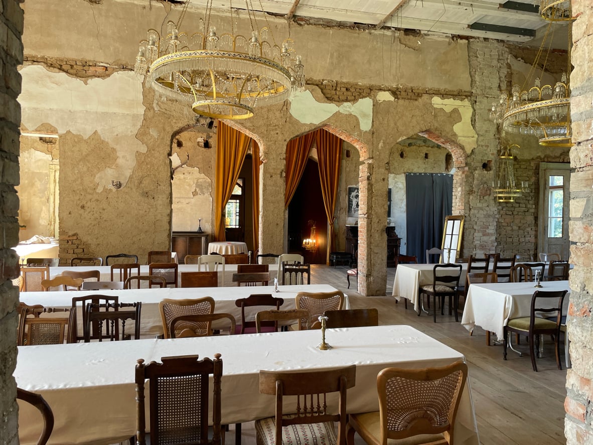 Wo Prunk und vornehme Leute herrschten: edle Räume und unbezahlbare Relikte im Herrenhaus in Lalendorf (MV) Wo Prunk und vornehme Leute herrschten: edle Räume und unbezahlbare Relikte im Herrenhaus in Lalendorf (MV)